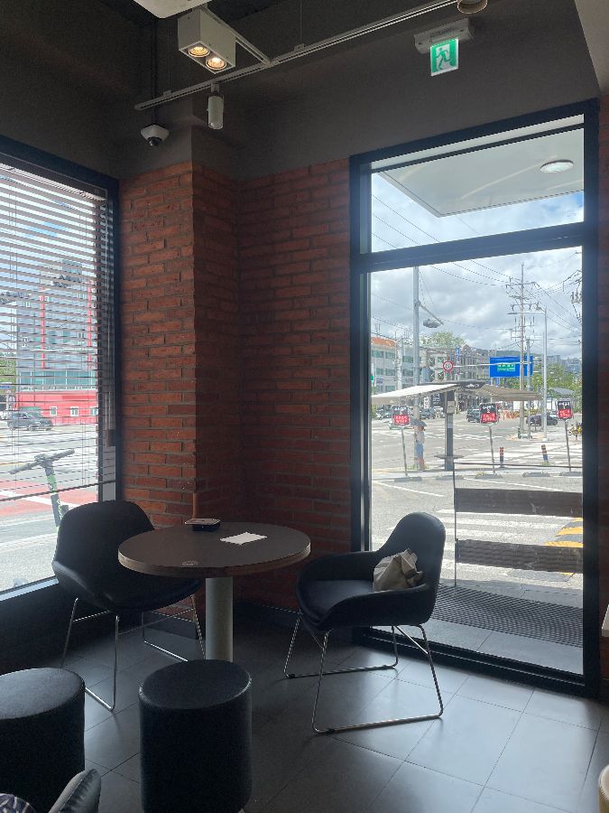 창밖을 바라보며 식사할 수 있는 좌석