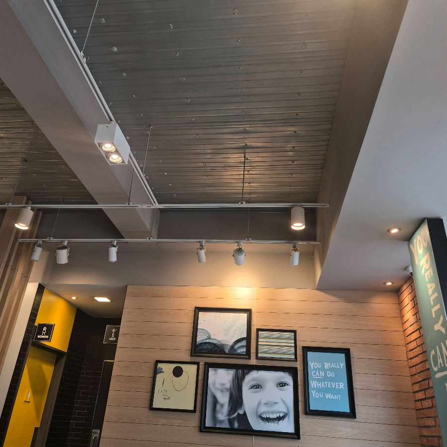 맥도날드 내부 벽면 인테리어