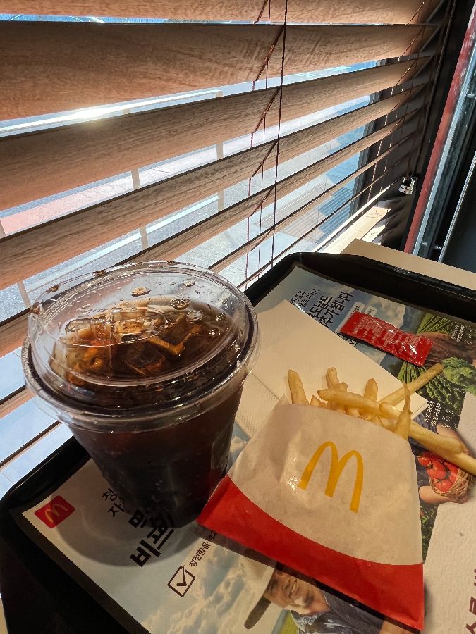 맥도날드 아이스 아메리카노와 감자튀김