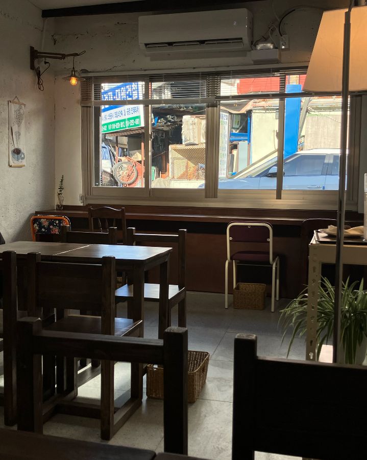 창밖 풍경과 어우러진 테이블: 따스한 햇살 아래 여유로운 시간을