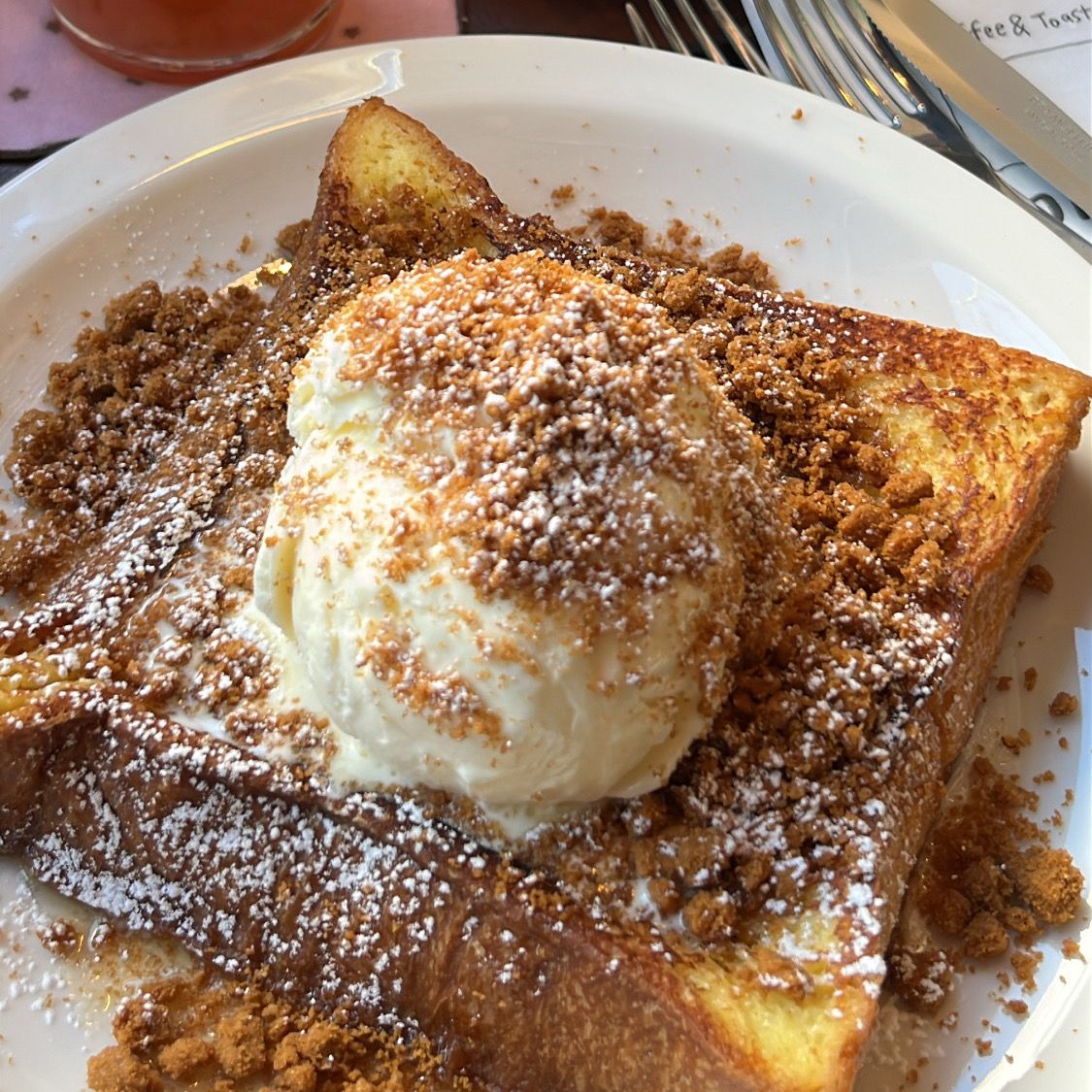 필로우 토스트 클로즈업: 달콤한 시럽과 아이스크림이 듬뿍