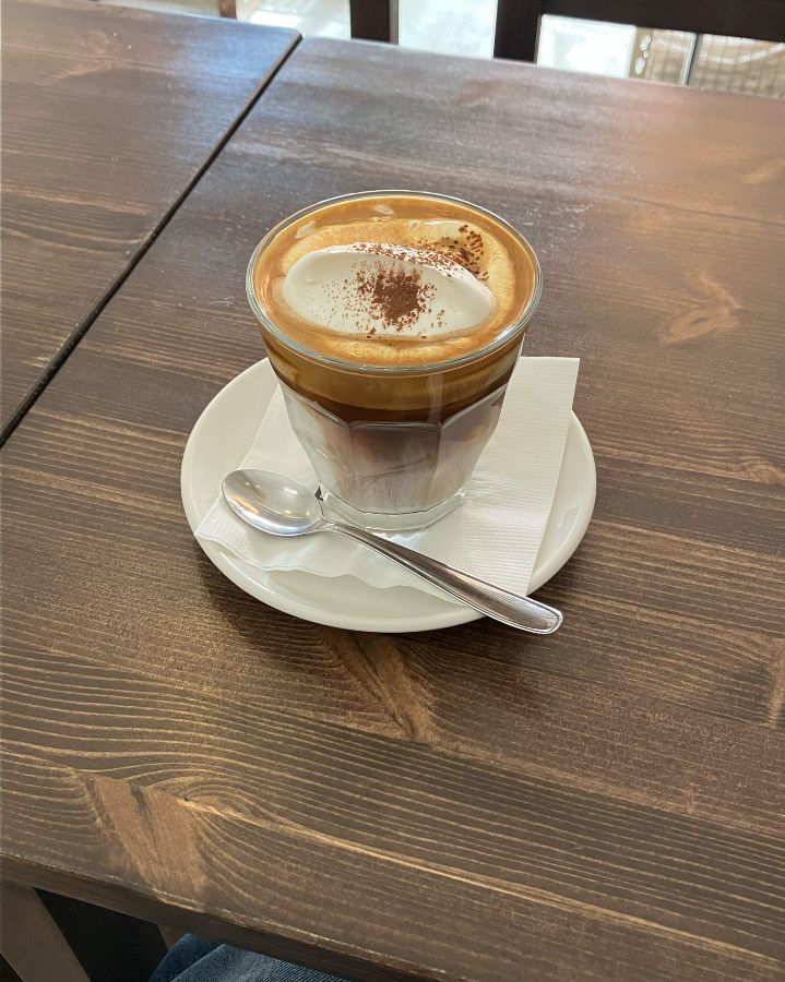 필로우 라떼: 부드러운 크림과 커피의 환상적인 조합