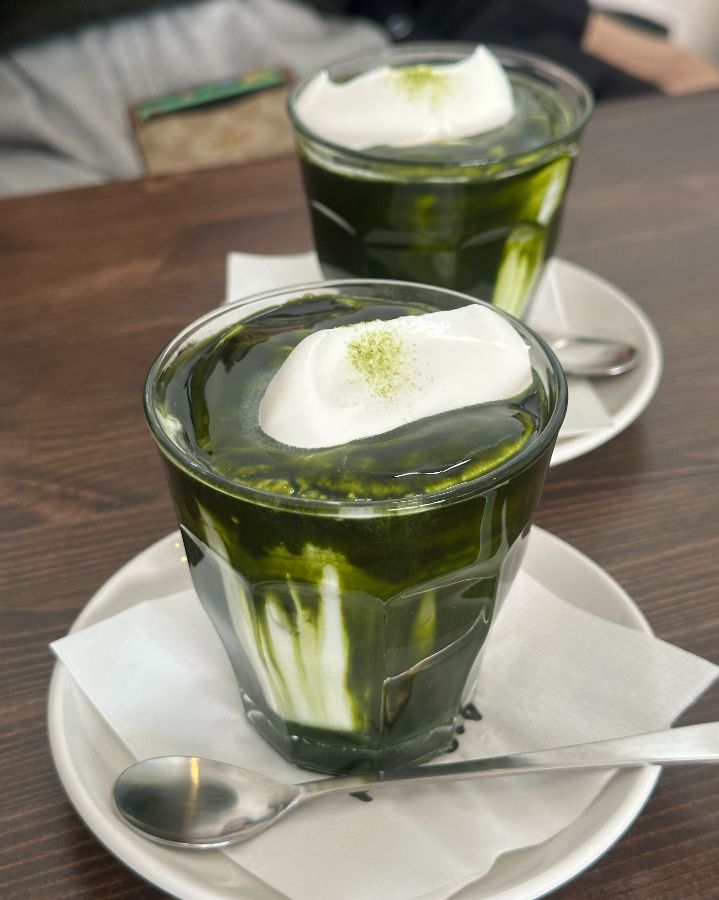말차 크림 라떼: 진한 말차와 부드러운 크림의 완벽한 조화