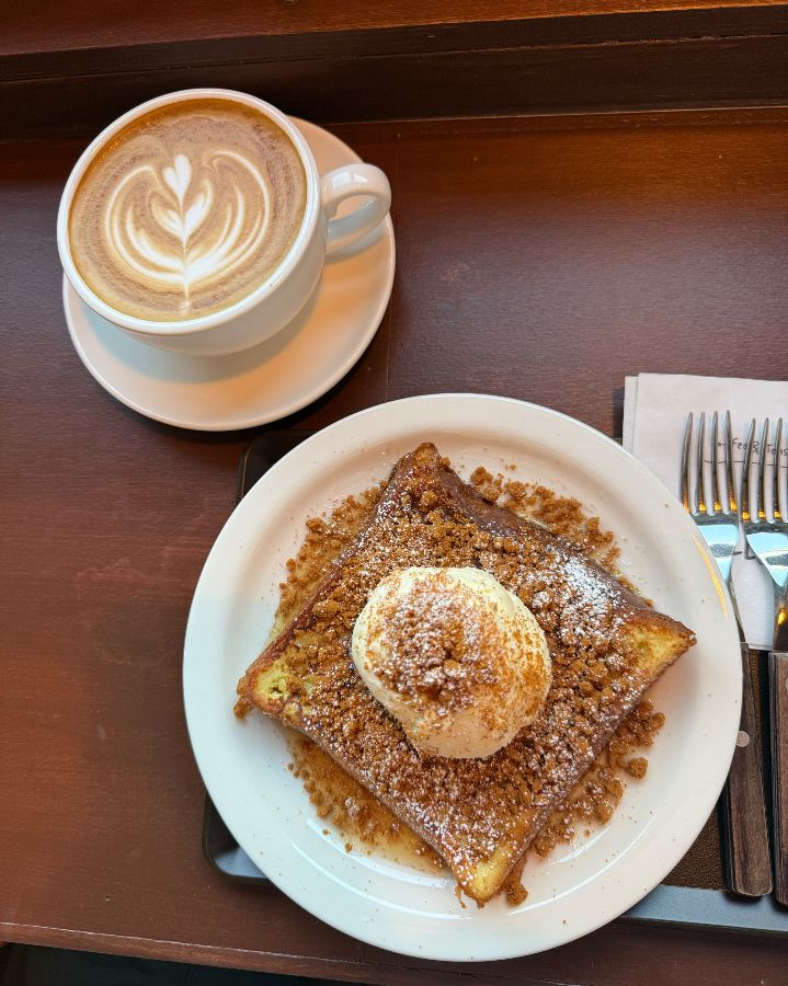 필로우 토스트와 라떼: 완벽한 디저트 타임