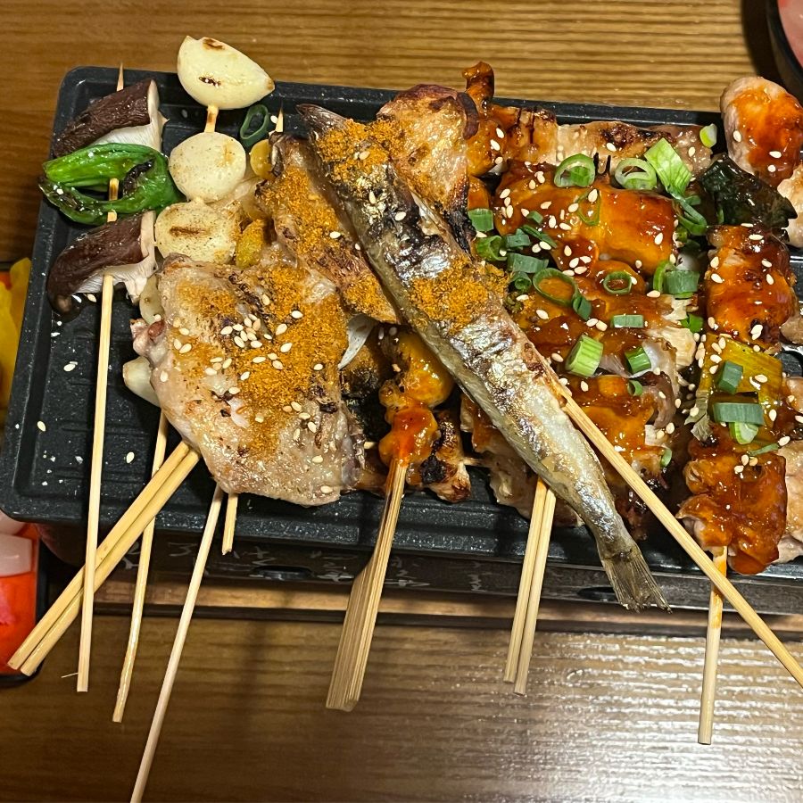 다양한 종류의 꼬치가 정갈하게 담겨 있는 모습