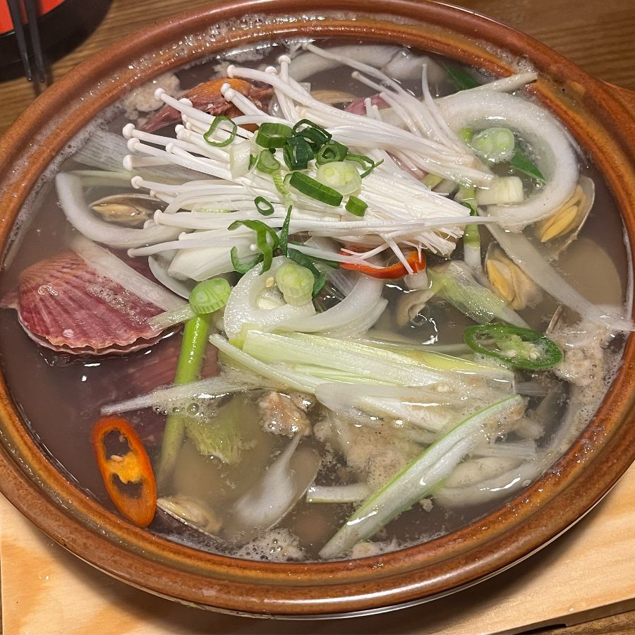 신선한 해산물이 가득 들어간 탕