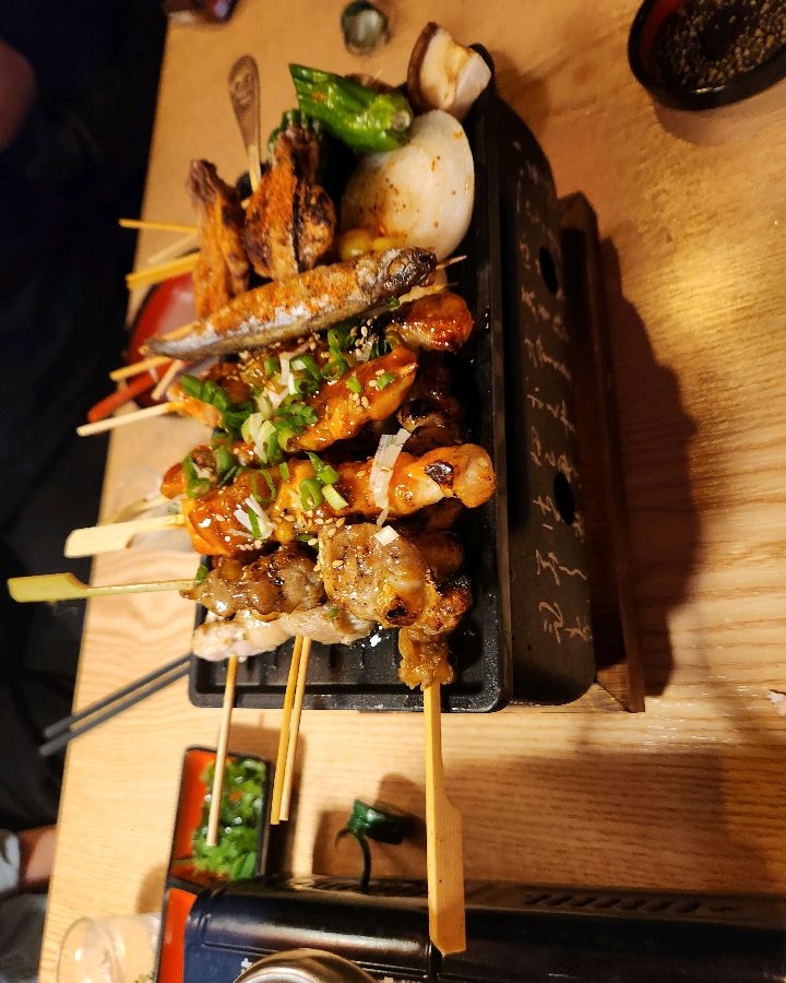 푸짐하게 차려진 꼬치 한 상