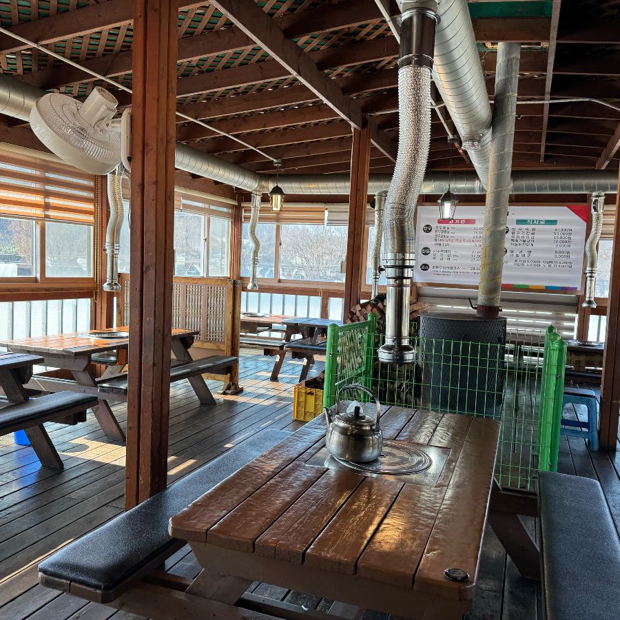 한우타운황금목장 내부 테이블