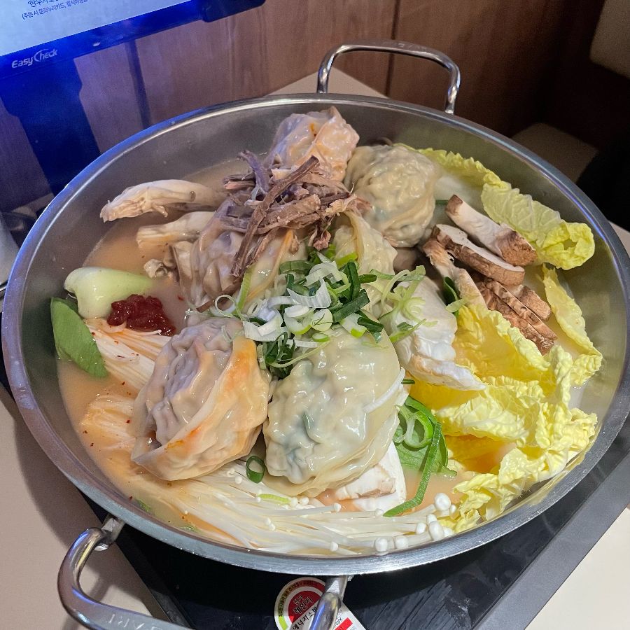 만두와 각종 채소가 조화롭게 어우러진 만두전골