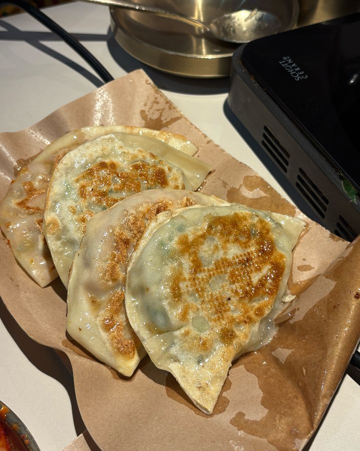 바삭한 식감이 일품인 반반 군만두