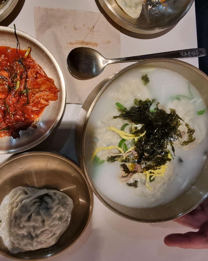 만두국과 김치의 정갈한 모습