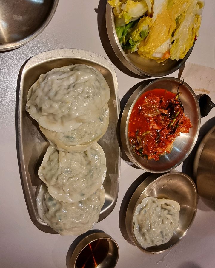 푸짐하게 차려진 정초손만두의 한 상