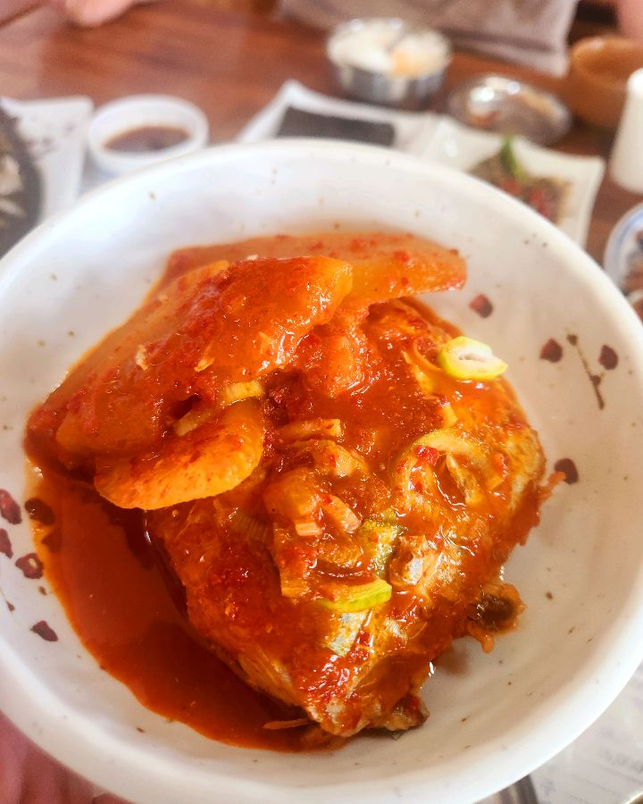 윤기가 흐르는 묵은지 고등어조림