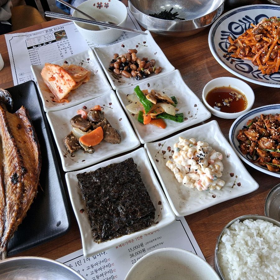 정갈하게 담겨 나온 곁들임 찬