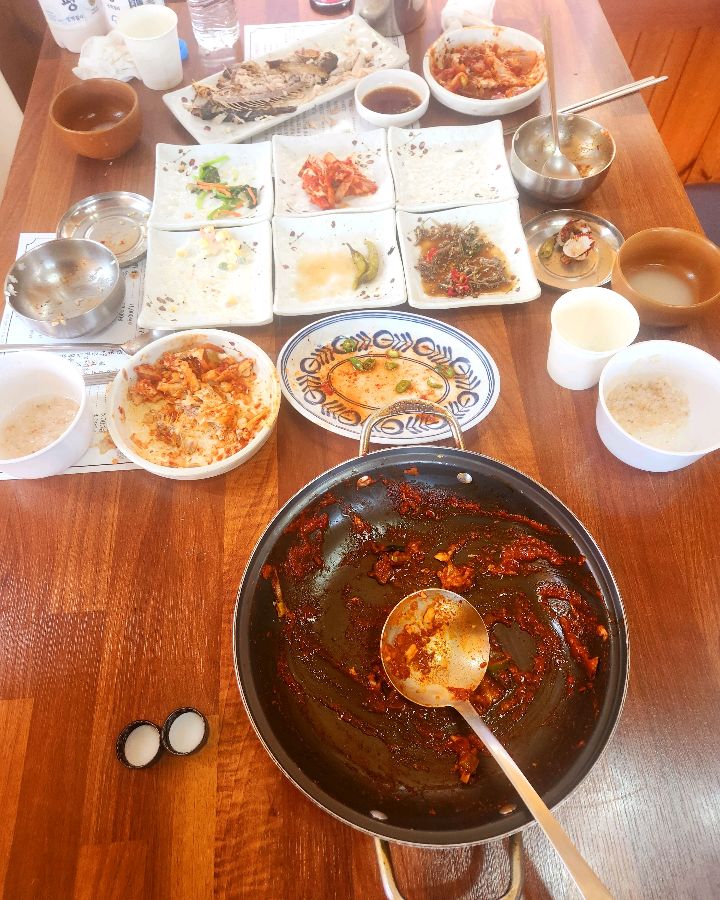 깨끗하게 비워진 묵은지 고등어조림 냄비