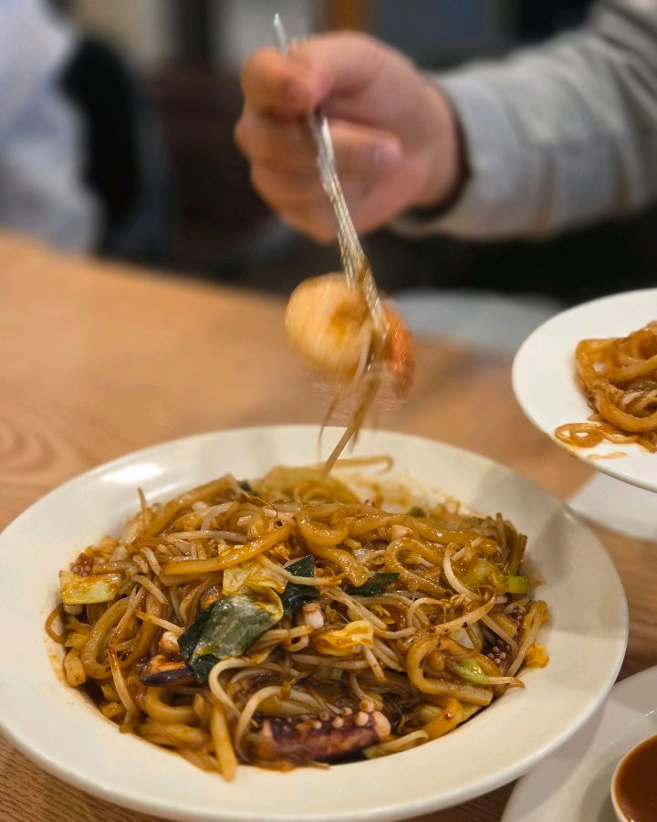 야끼우동: 불향 가득한 풍미와 푸짐한 해산물의 조화