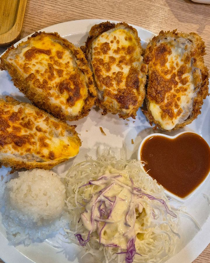 치즈롤까스: 풍부한 치즈와 바삭한 튀김옷의 환상적인 만남