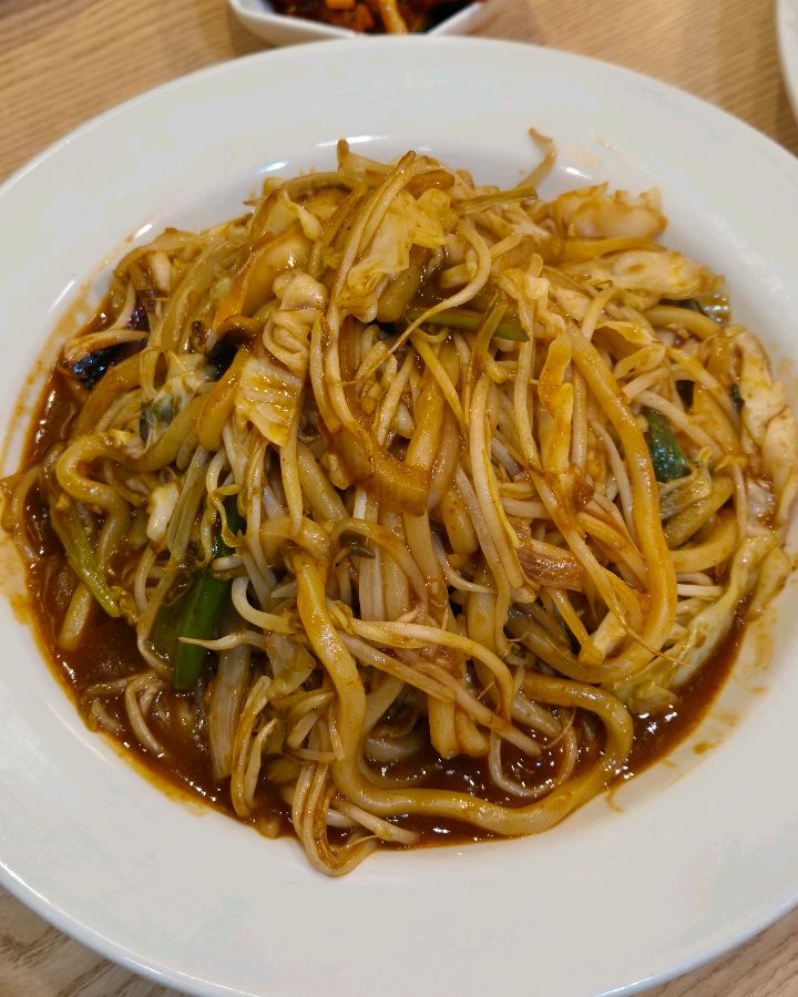 야끼우동 근접 샷: 탱글탱글한 면발과 푸짐한 야채가 식감을 자극한다.