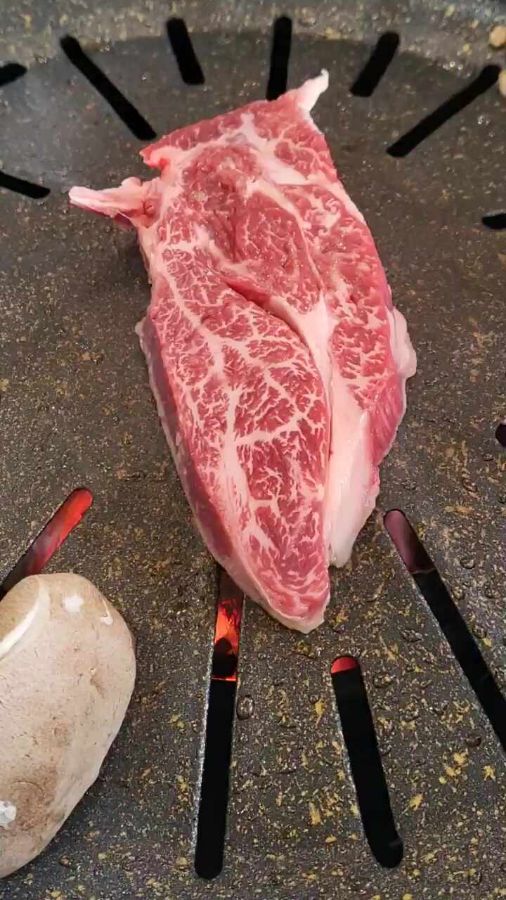 숯불 위에서 익어가는 한우