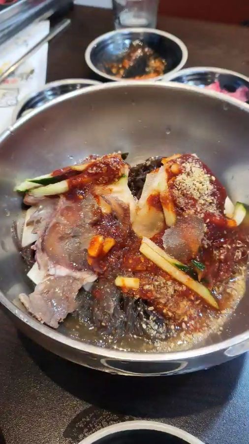 시원한 육회 비빔 냉면