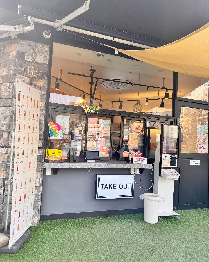 하삼동커피 창녕부곡점의 깔끔한 외관