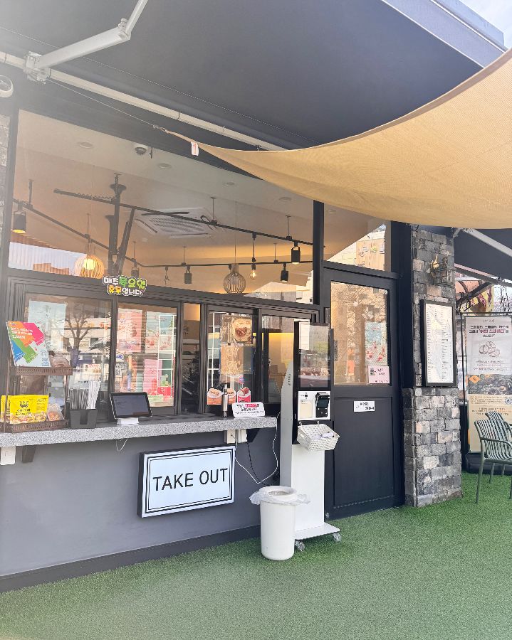 키오스크 주문대와 메뉴판