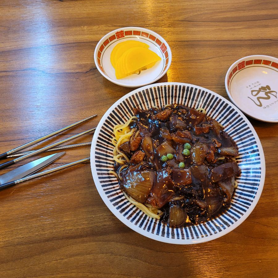 윤기가 흐르는 짜장면, 저렴한 가격에도 푸짐한 양을 자랑한다