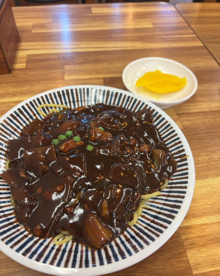 짜장 소스에 큼지막한 돼지고기가 듬뿍, 풍성한 식감을 더한다