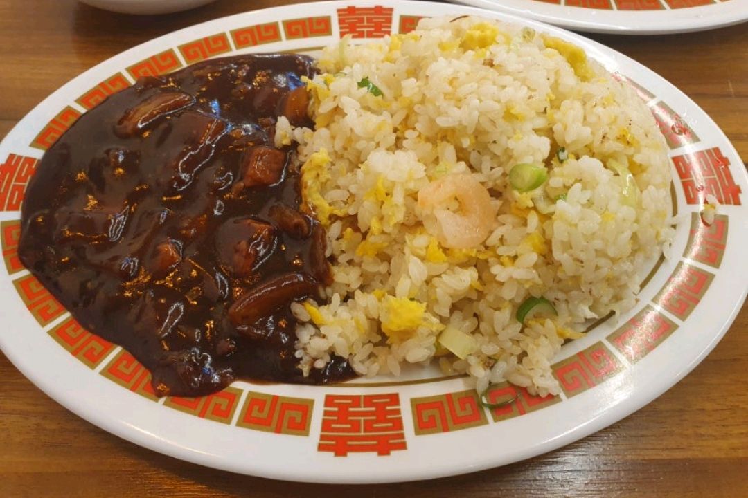 짜장 소스와 볶음밥의 조화, 한 끼 식사로 든든하다