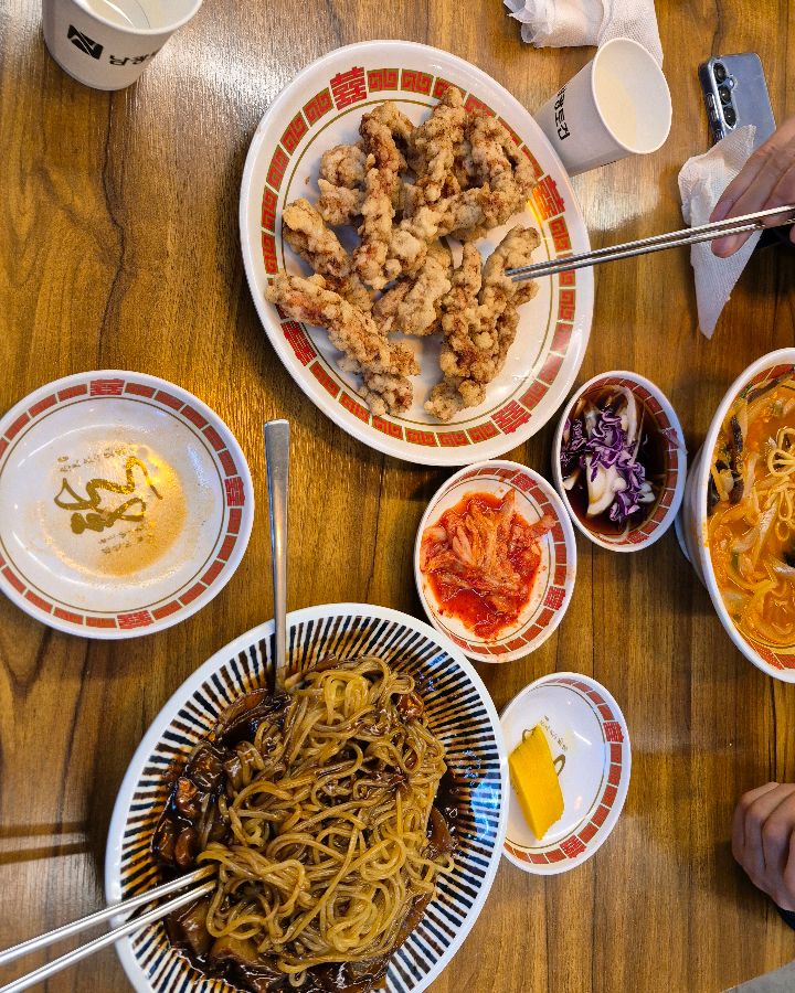 푸짐한 한 상 차림, 저렴한 가격에 다양한 메뉴를 즐길 수 있다