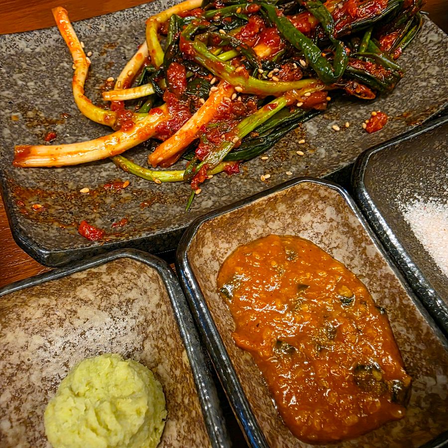 잘 익은 파김치와 다채로운 곁들임 반찬