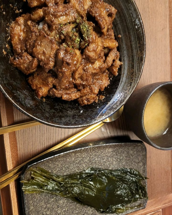 윤기가 흐르는 갈비 덮밥