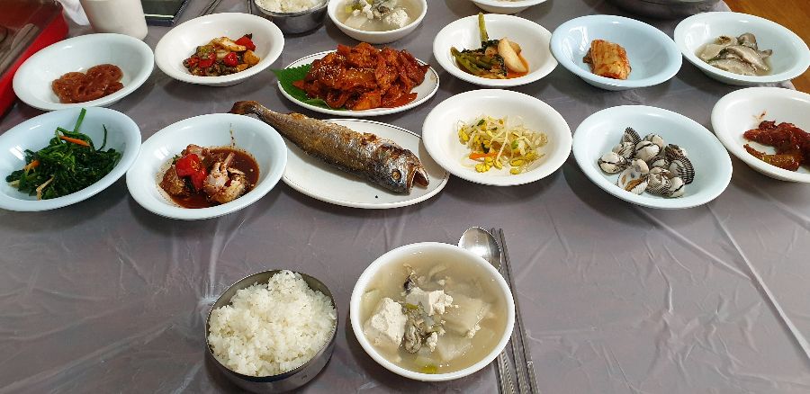 정갈하게 차려진 중앙식당의 백반 한 상 차림