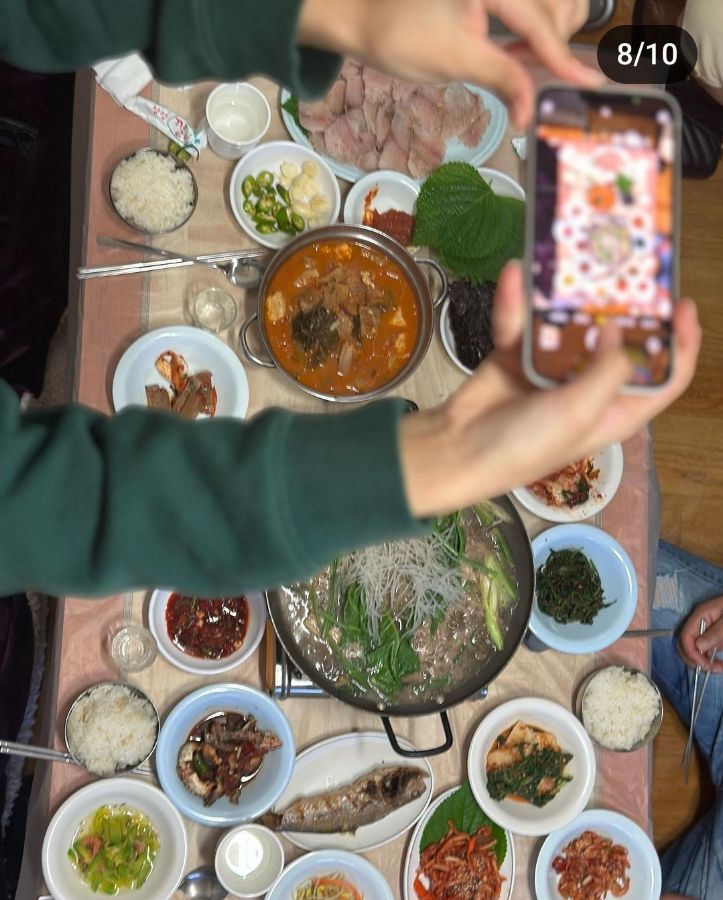 손님들이 중앙식당의 푸짐한 한 상 차림을 사진으로 기록하는 모습