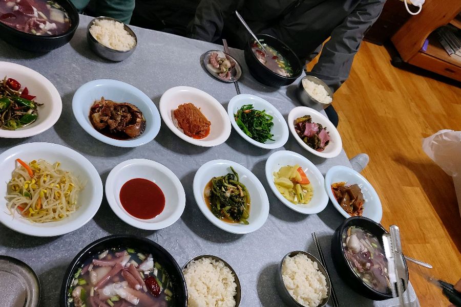 다양한 종류의 밑반찬들이 정갈하게 담겨져 나온 모습