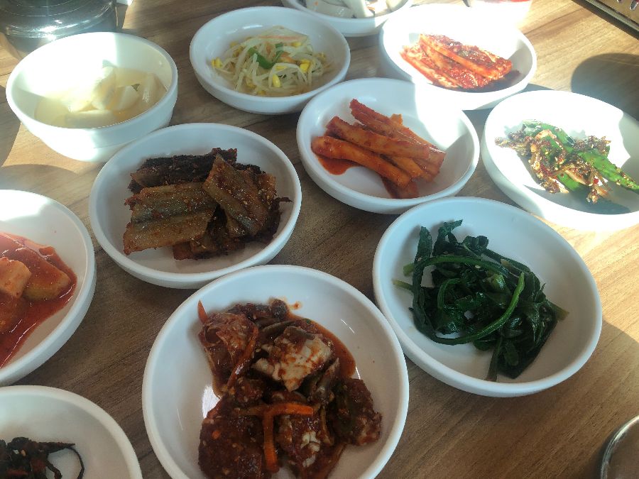 정갈하게 담긴 반찬들