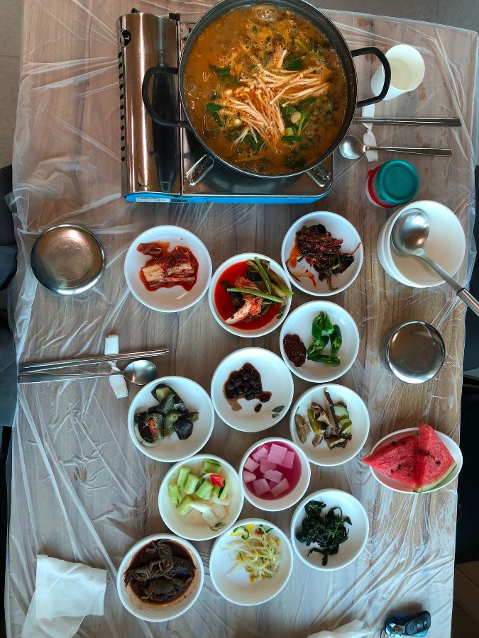 한상 가득 차려진 짱뚱어 전골과 반찬