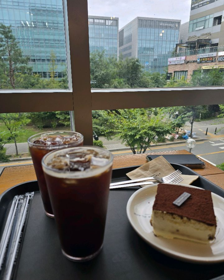 창밖으로 보이는 마곡 도시의 풍경과 함께 즐기는 커피 한 잔의 여유