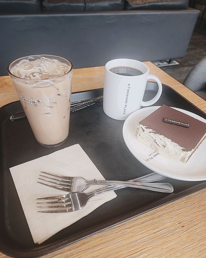 투썸플레이스의 티라미수 케이크, 아메리카노, 그리고 라떼의 조화