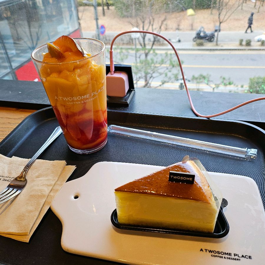 달콤한 케이크와 상큼한 음료의 완벽한 조화