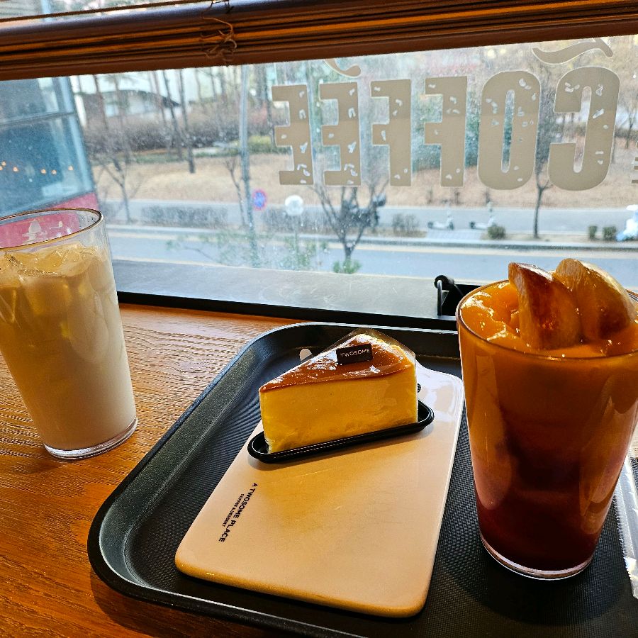 창밖 풍경을 감상하며 즐기는 달콤한 디저트 타임