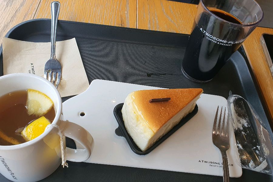 향긋한 차와 달콤한 케이크의 완벽한 조화