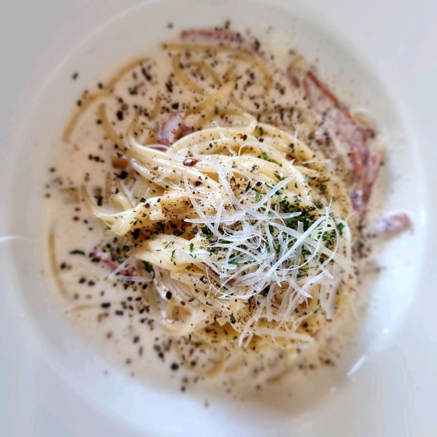 크림 소스의 깊은 풍미가 느껴지는 까르보나라