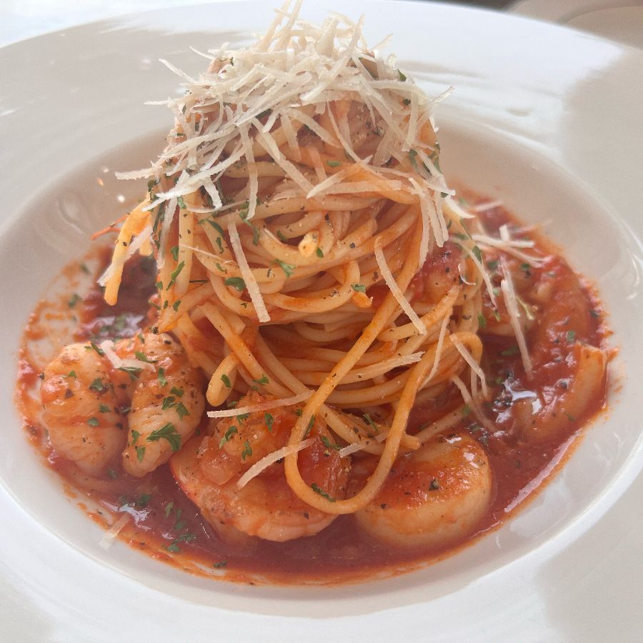 신선한 해산물이 듬뿍 들어간 토마토 파스타