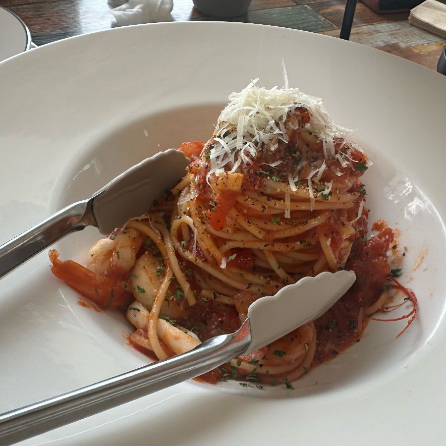 해산물 토마토 파스타를 들어올리는 모습