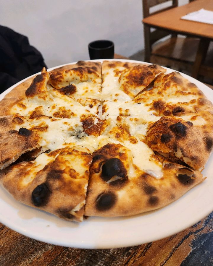 고르곤졸라 치즈의 풍미가 가득한 피자