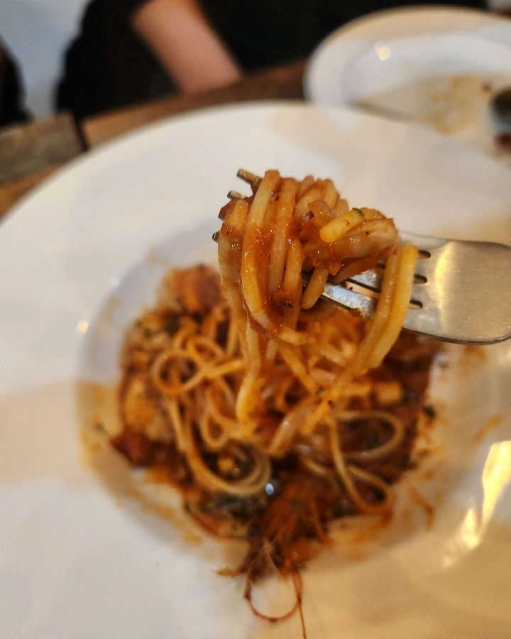 포크에 돌돌 말아올린 토마토 파스타