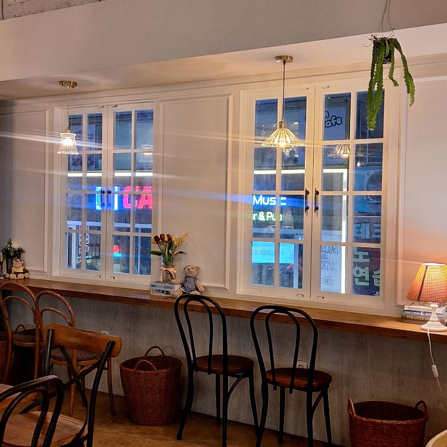 통창으로 들어오는 햇살이 아름다운 카페 내부