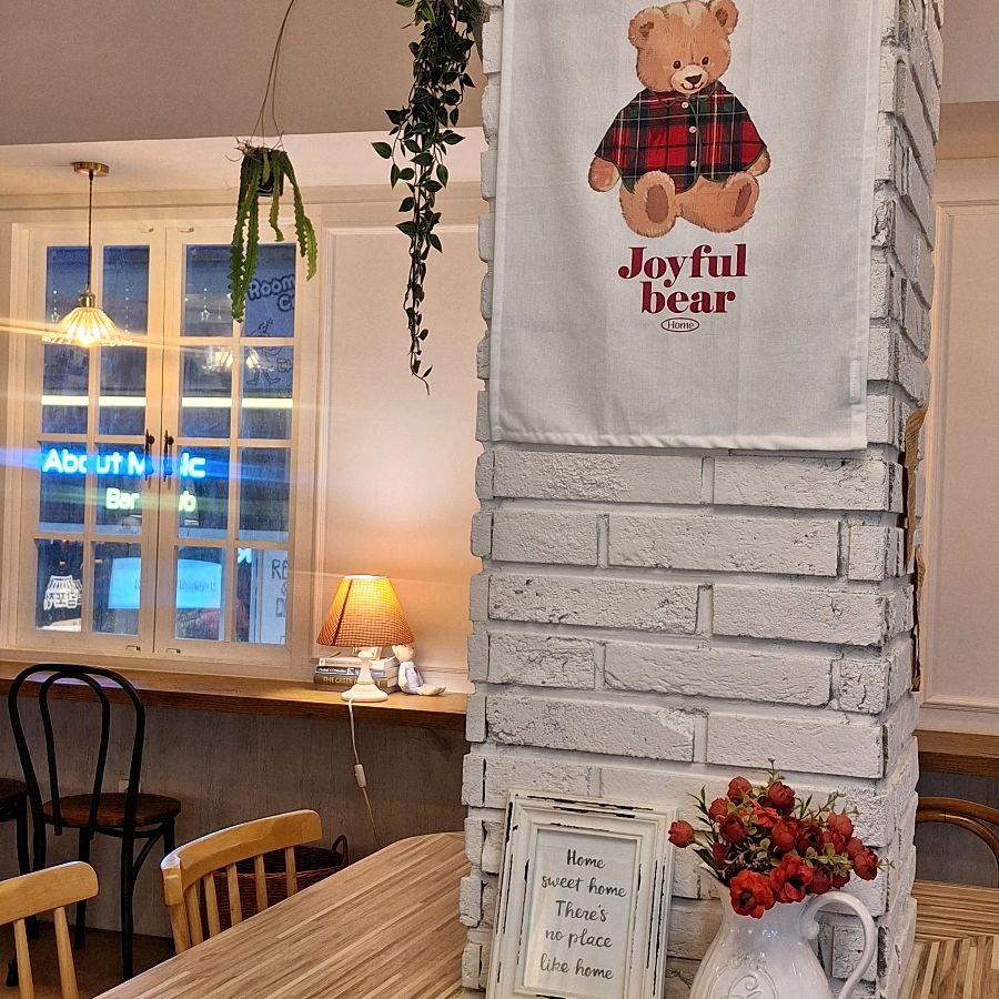 딸기 케이크와 아이스 라떼의 완벽한 조합