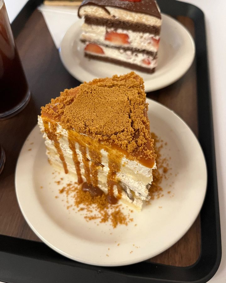 달콤한 카라멜 케이크와 초코 딸기 케이크